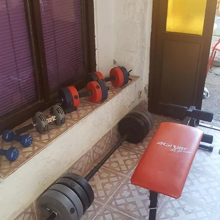 Apartman Sa Slobodnim Parkingom, Dvoristem I Malom Teretanom